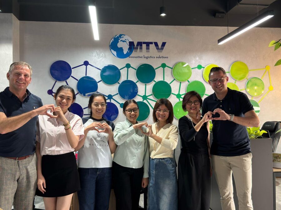 Group photo with our partner from Ho Chi Minh. The people on the picture create hearts with the person next to them.