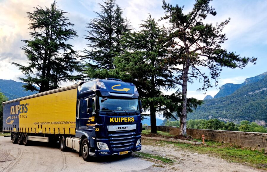 Een Kuipers Logistics vrachtwagen staat in de bergen in Belluno.