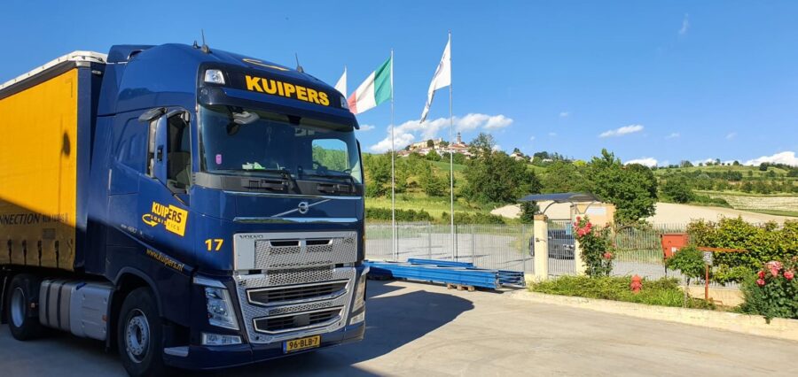 Kuipers vrachtwagen voor italiaanse vlag