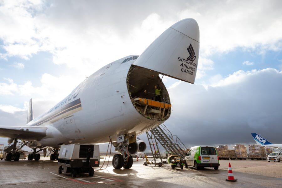 Een luchtvracht vliegtuig van Singapore Airlines Cargo met geopende 'nose door' voor het vervoeren van speciale goederen. Doordat de foto links, schuin van het vliegtuig is genomen, lijkt het alsof het vliegtuig lacht.