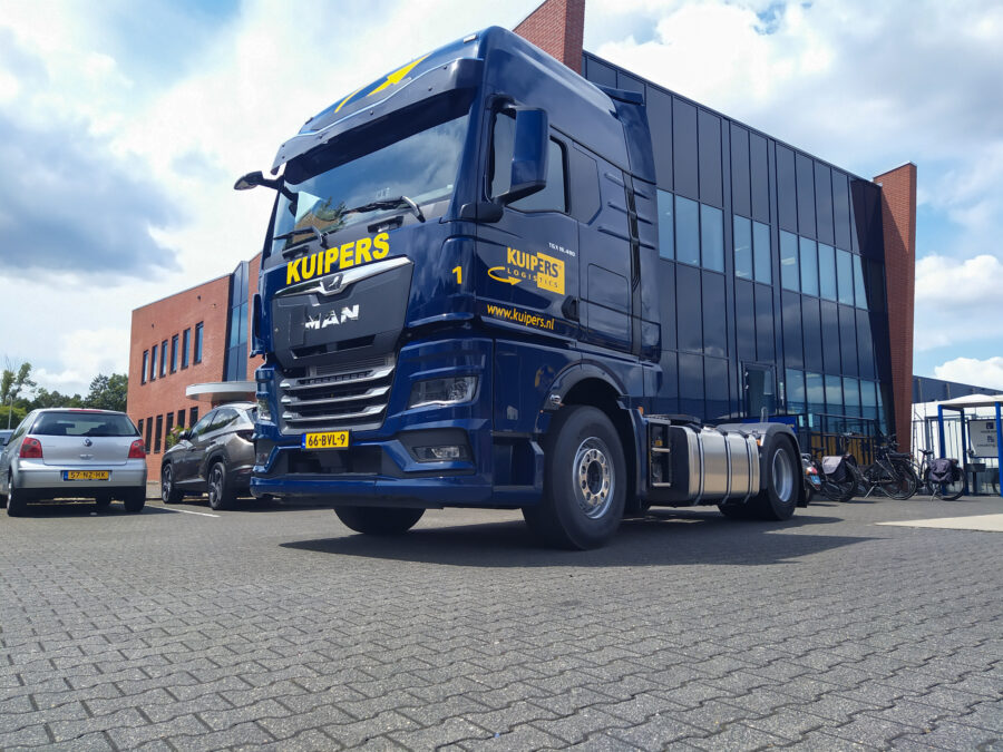 De nieuwe MAN TGX 18.480 van Kuipers Logistics is te zien voor het bedrijfspand