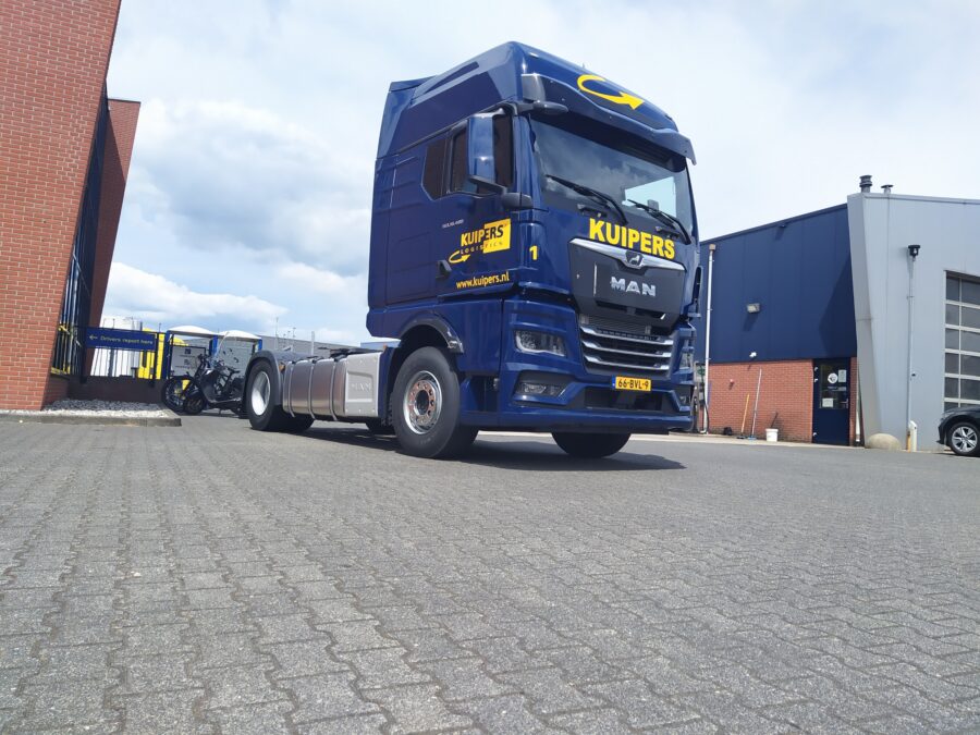 De nieuwe MAN TGX 18.480 van Kuipers Logistics is te zien voor het tankstation van Kuipers. 