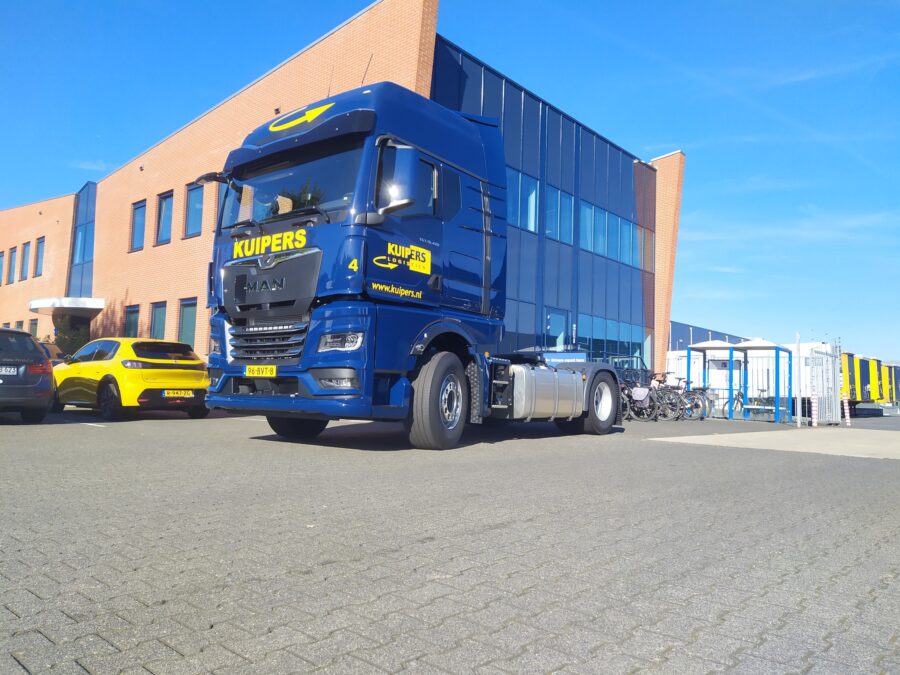De tweede nieuwe MAN TGX 18.480 van Kuipers Logistics is te zien voor het bedrijfspand