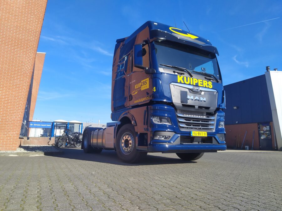 De nieuwe MAN TGX 18.480 van Kuipers Logistics is te zien voor het tankstation van Kuipers.