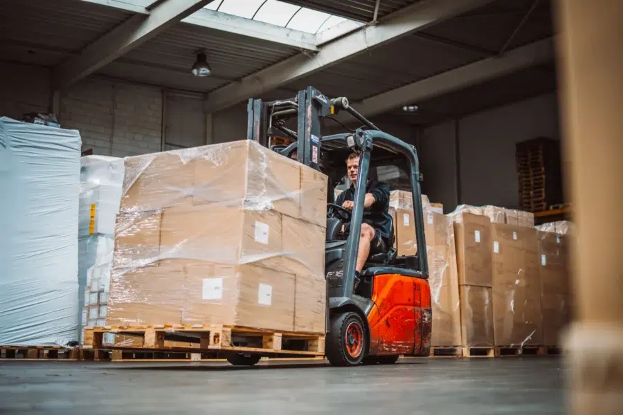 Heftruck met één pallet voor voorbereiding groupage transport