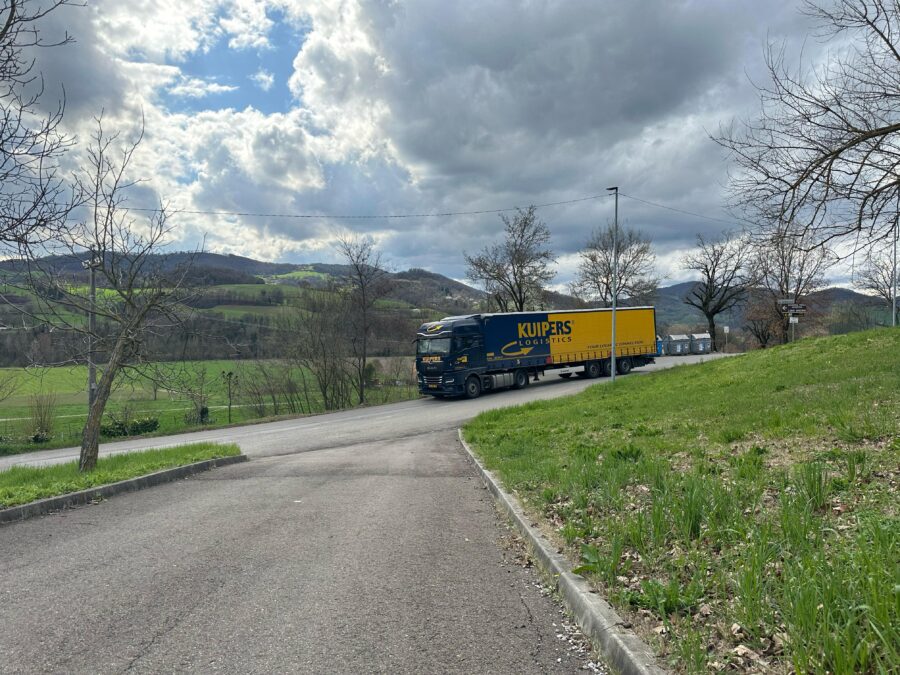 Een MAN tgx 480 vrachtwagen van Kuipers Logistics rijdt de heuvel af in Viano