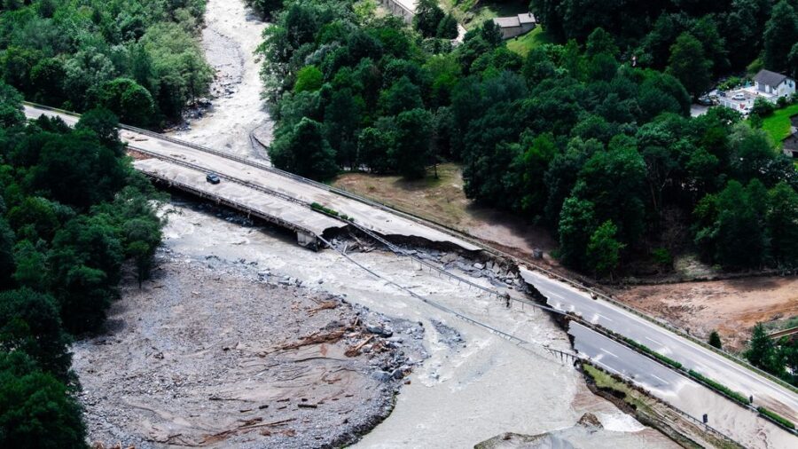 Weggespoelde deel van de A13. Het water heeft een hele 'hap' uit de weggehaald.