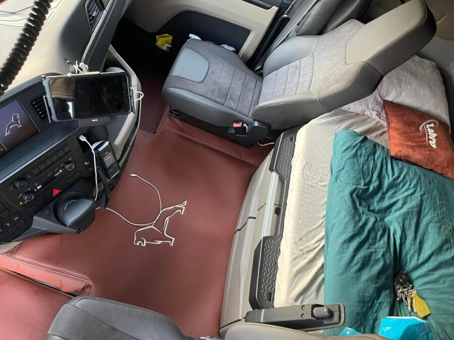 Binnenkant Cabine Man Tgx 18. De stoelen, het bed en het dashboard zijn zichtbaar.