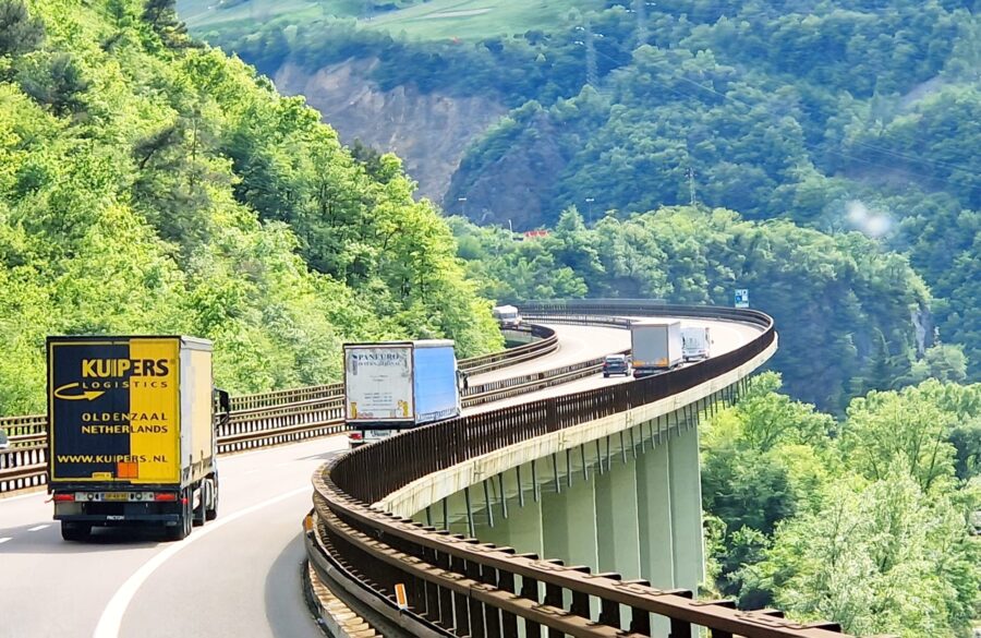 Een blauw met gele vrachtwagen van Kuipers Logistics rijdt over de Brennerpas Oostenrijk