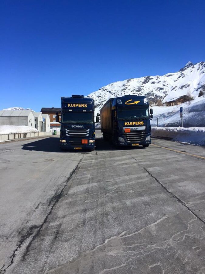 Oude Scania En DAF staan in de sneeuw boven op de Simplon 