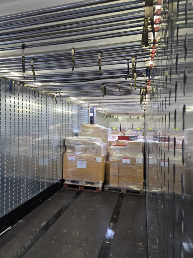De binnenkant nieuwe volvo FH 460 combi van Kuipers Logistics met een paar pallets er in. 