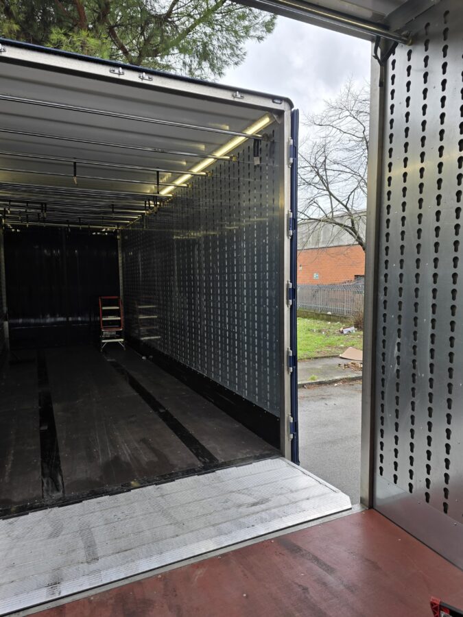 De doorlaadmogelijkheid van de nieuwe Volvo FH 460 combi van Kuipers Logistics