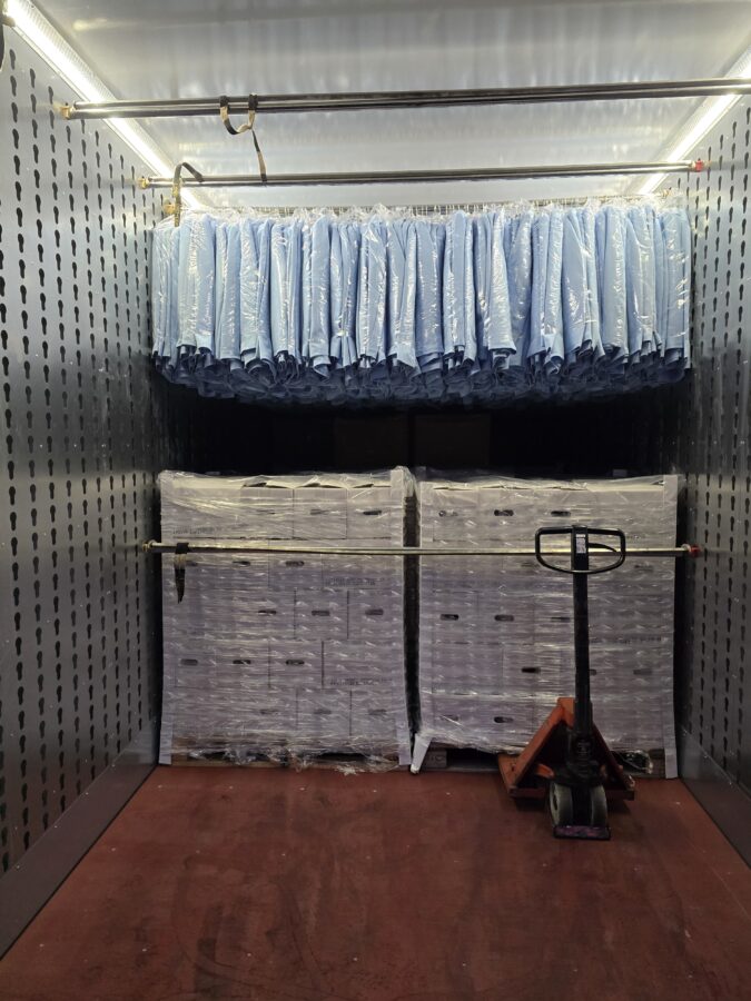 De binnenkant van de nieuwe Volvo FH 460 combi van Kuipers Logistics. Waarbij er een klein beetje kleding boven een pallet hangt. 