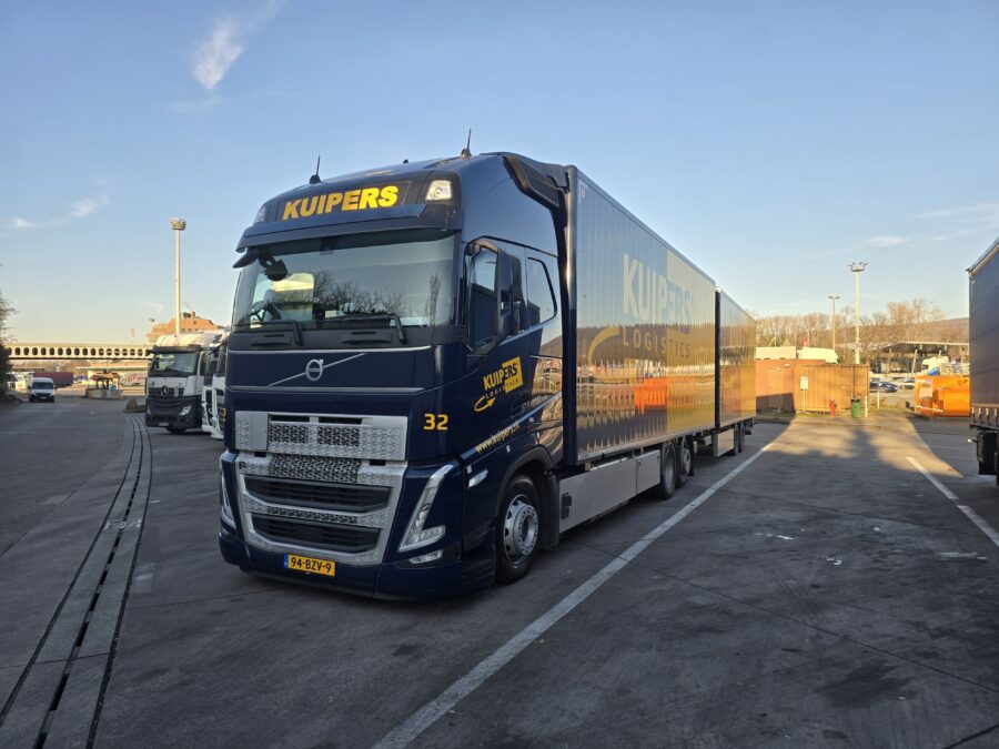 De nieuwe Volvo FH 460 Combi van Kuipers Logistics in Basel