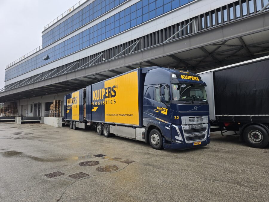 De nieuwe Volvo FH460 combi van Kuipers Logistics in Bologna