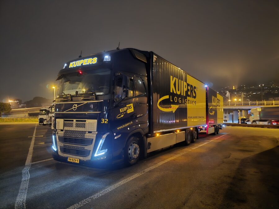 De nieuwe Volvo FH 460 combi van Kuipers Logistics in Chiasso