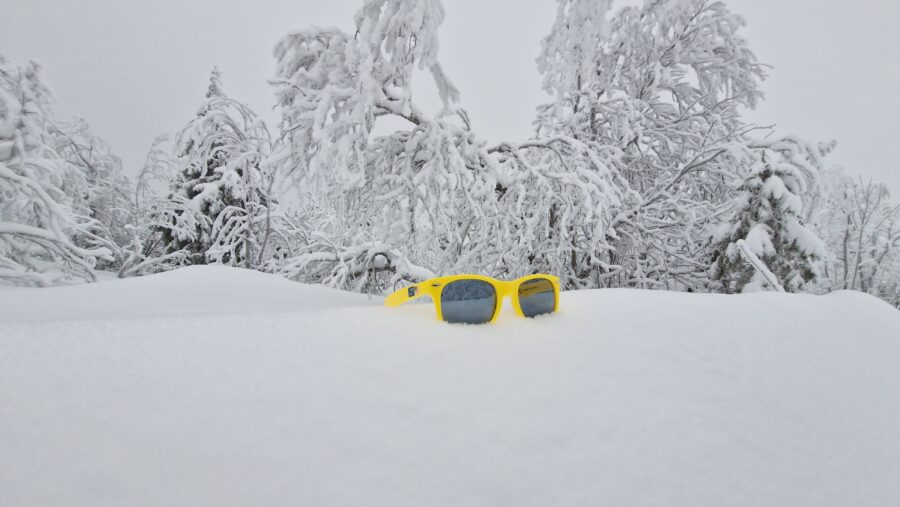 Een zonnebril van Kupers Logistics ligt in de Finse sneeuw