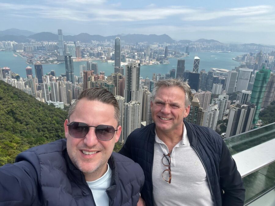 Een selfie van Wouter en Jos in Honkong 