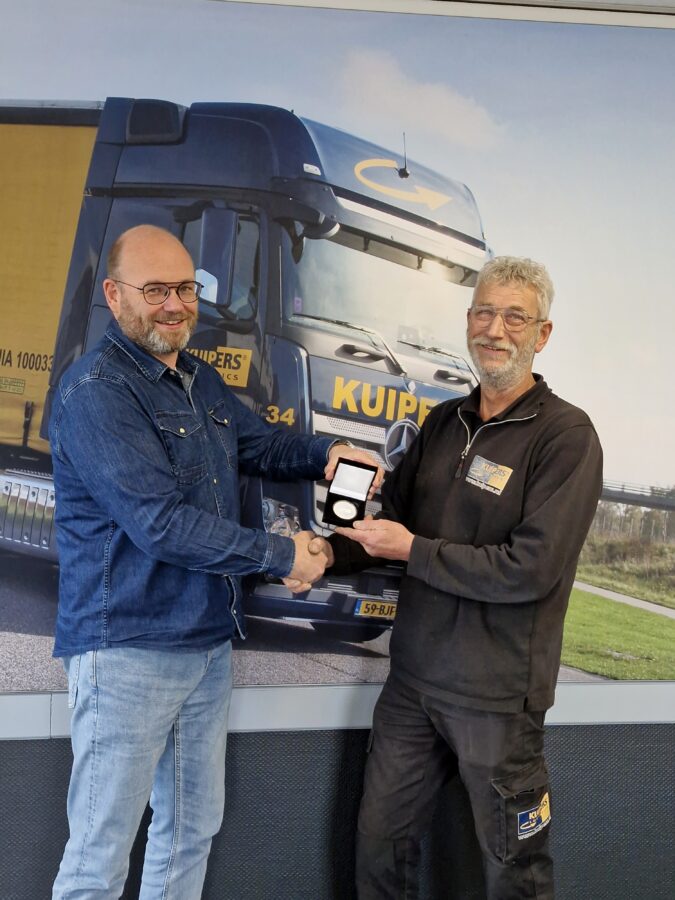 Phillip Vollenbroek overhandig Andre de Kuipers Logistics penning. De eerste die ooit uitgereikt word.