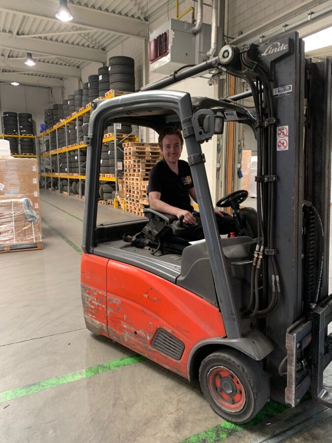 Vincent zit op een rode heftruck