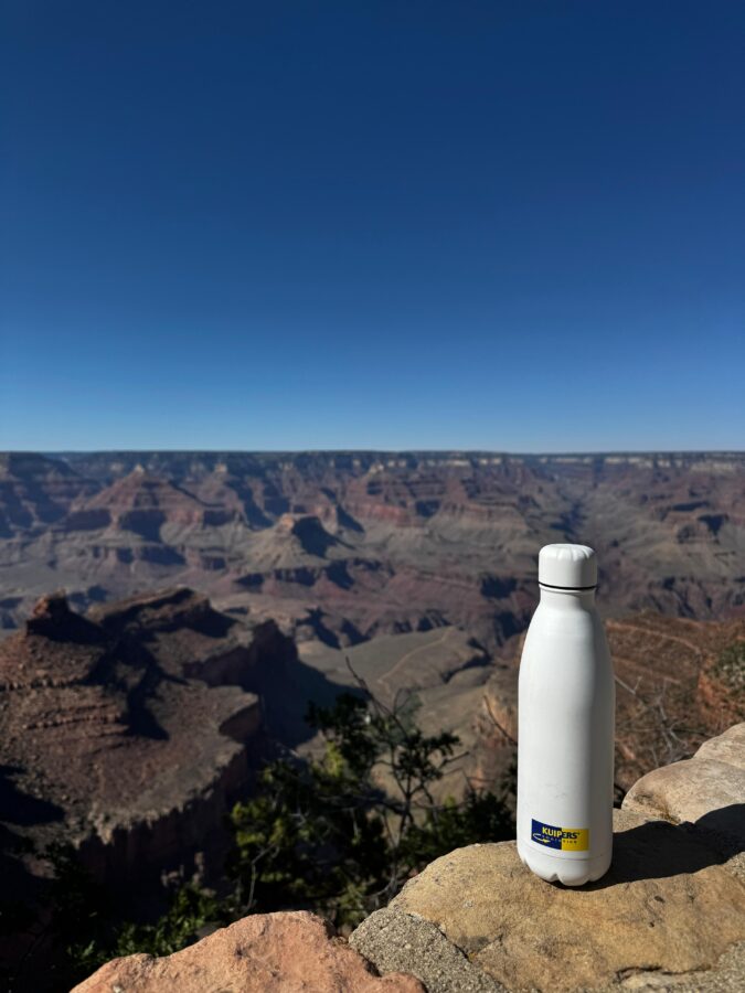 Kuipers thermofles in de Grand Canyon. De fles is wit met het blauw-gele logo erop.